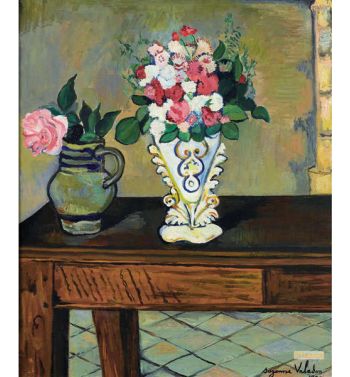 Deux Bouquets De Fleurs Sur Une Table